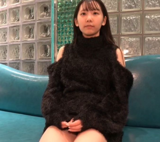 今晚约了个性感长发妹子，沙发脱光光调情一番舌吻扣逼